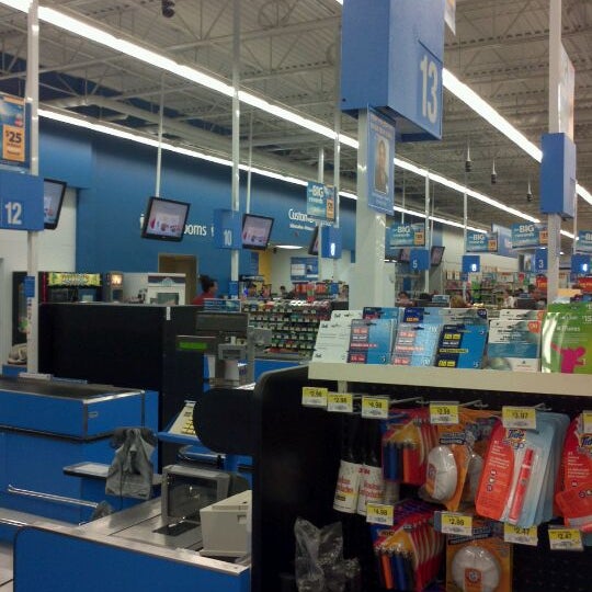 Foto diambil di Walmart oleh Sajid K. pada 3/18/2012
