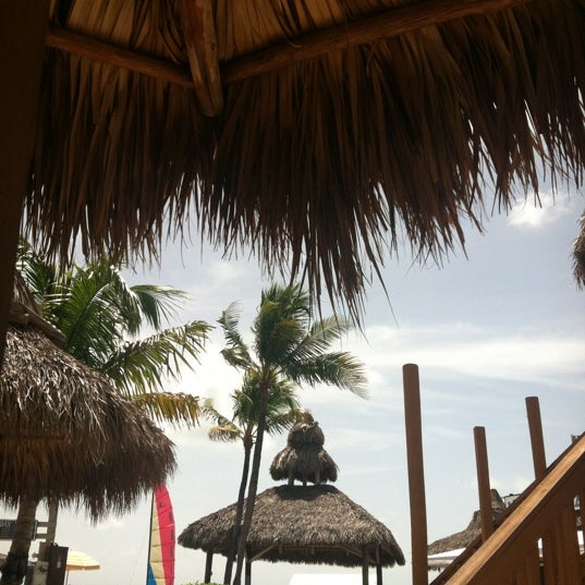 Foto tirada no(a) Tiki Bar por Lauryn B. em 8/31/2012