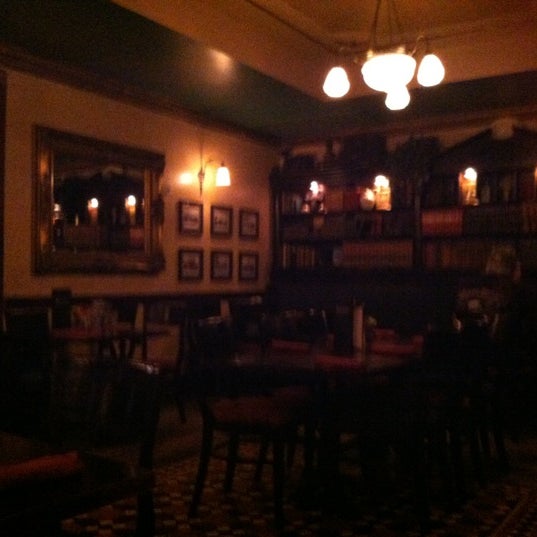8/6/2012 tarihinde Julie YouGyoung P.ziyaretçi tarafından Kilkennys Irish Pub'de çekilen fotoğraf
