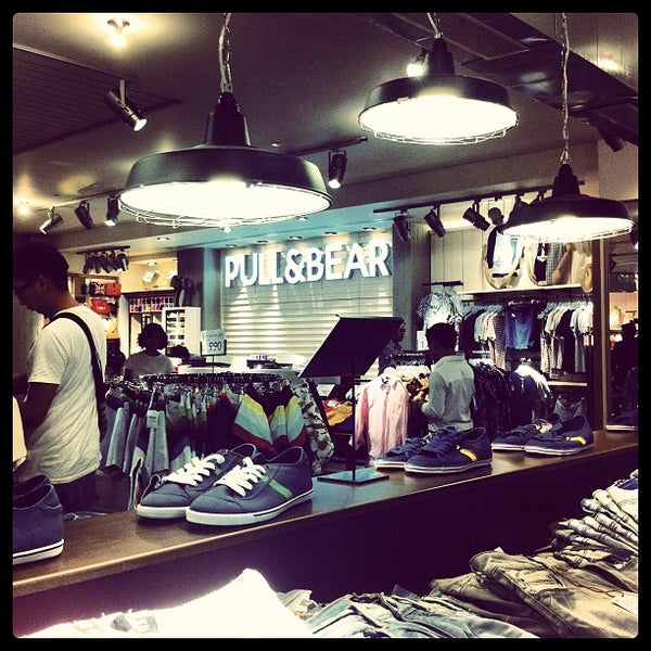 Pull&Bear (พูลแอนด์แบร์) ร้านเสื้อผ้า ใน Pathum Wan