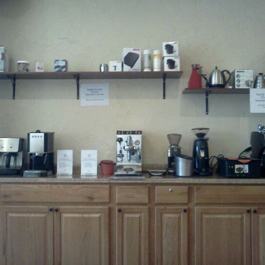 รูปภาพถ่ายที่ New World Coffee House โดย Whitney H. เมื่อ 2/18/2012