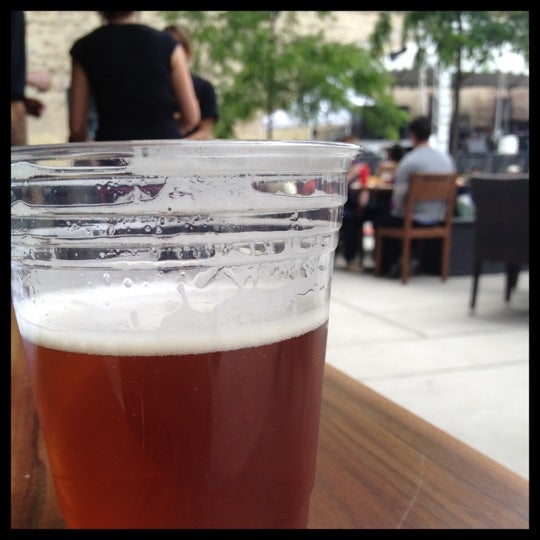 รูปภาพถ่ายที่ Max&#39;s Brew Bar and Krafteria โดย Rushi เมื่อ 6/2/2012