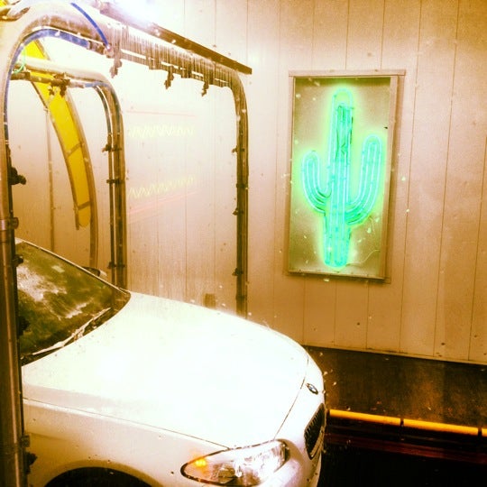 Foto diambil di Cactus Car Wash - Marietta/East Cobb oleh Jason W. pada 4/12/2012