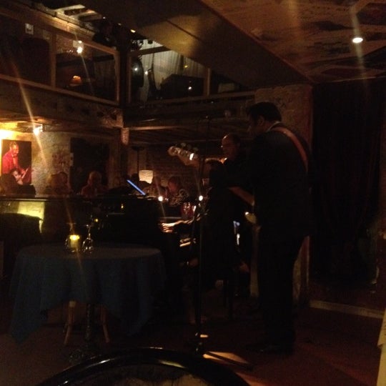 5/18/2012 tarihinde Jejeziyaretçi tarafından Chez Papa Jazz Club'de çekilen fotoğraf