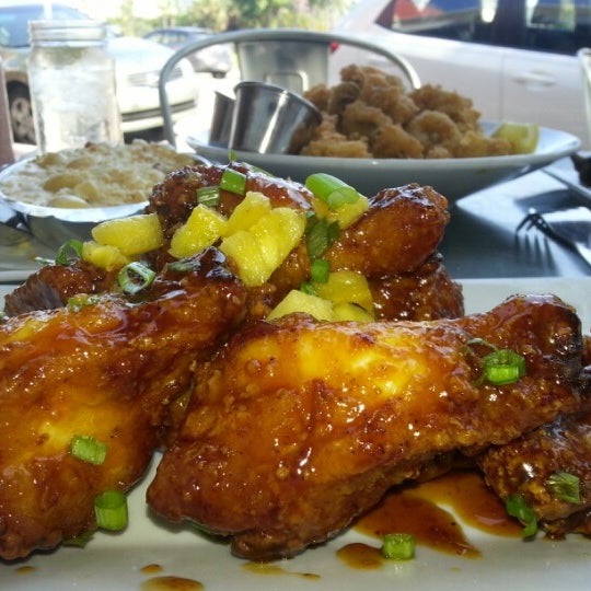 Foto diambil di Longboards Seafood Restaurant oleh Ariel V. pada 9/2/2012