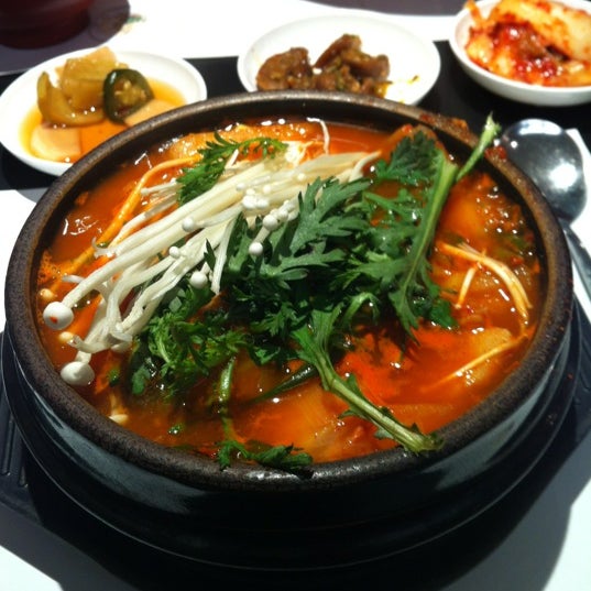 Снимок сделан в A-won Japanese Restaurant пользователем Liz V. 3/21/2012