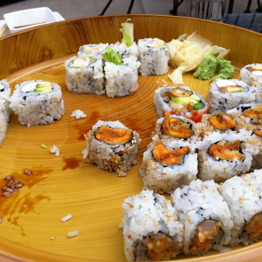 Foto tomada en East Moon Asian Bistro &amp; Sushi  por James C. el 8/11/2012