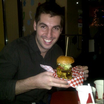 Das Foto wurde bei Burger Brats von Raza J am 4/10/2012 aufgenommen