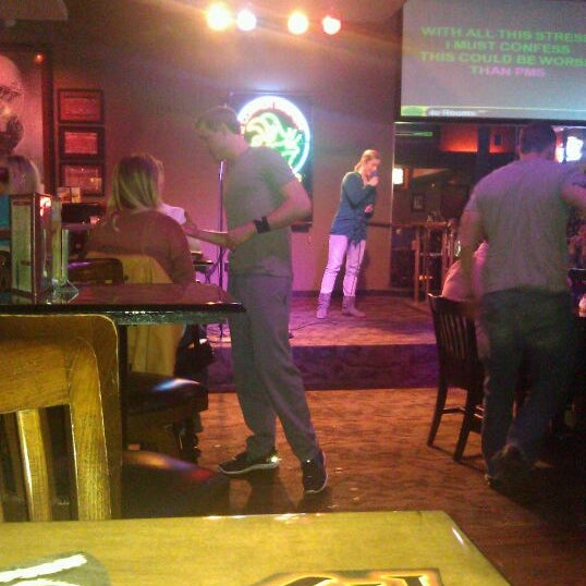 รูปภาพถ่ายที่ The Common Interest Karaoke Bar &amp; Grill โดย Michael L. เมื่อ 2/10/2012