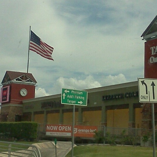 8/18/2012にSebastian D.がTanger Outlet San Marcosで撮った写真