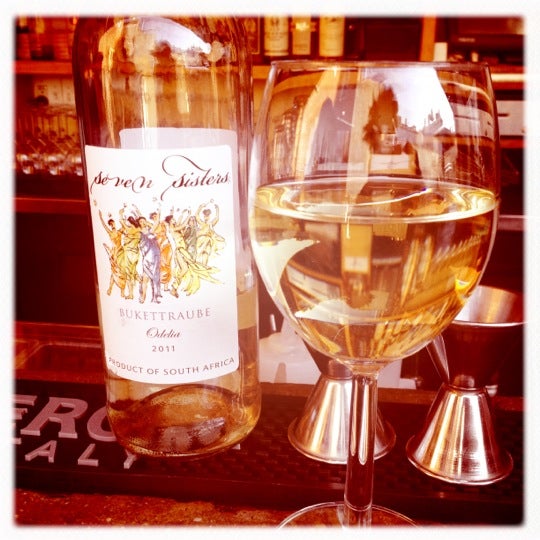 รูปภาพถ่ายที่ Vinoteca Wine Bar &amp; Bistro โดย Sneakshot เมื่อ 4/27/2012
