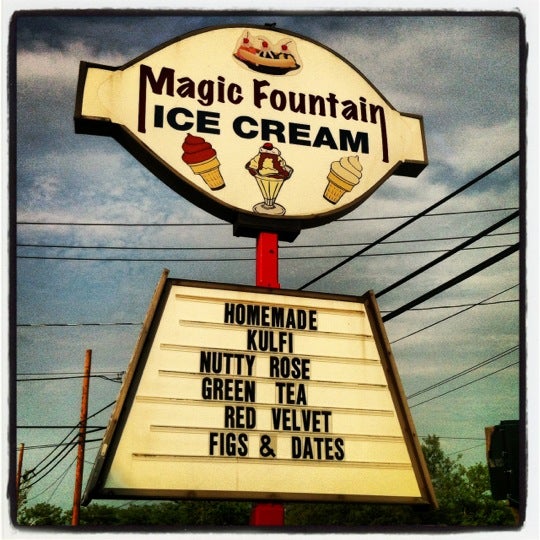 Foto tirada no(a) Magic Fountain Ice Cream por Yoy em 7/7/2012