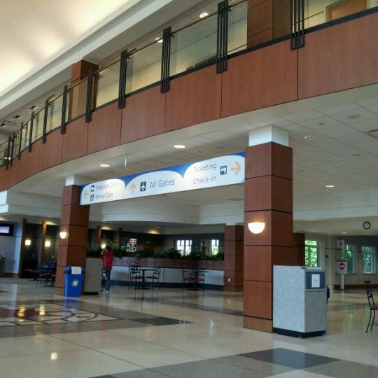 รูปภาพถ่ายที่ Tyler Pounds Regional Airport (TYR) โดย Shannon F. เมื่อ 6/16/2012