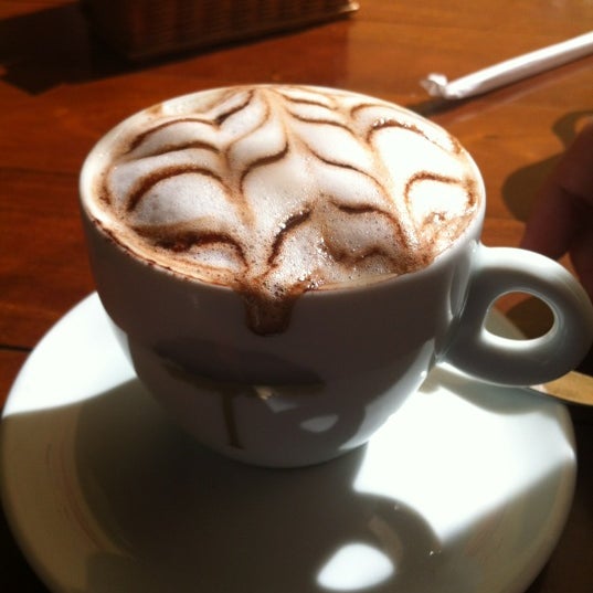 Снимок сделан в Cereja Café пользователем Eridani C. 5/9/2012