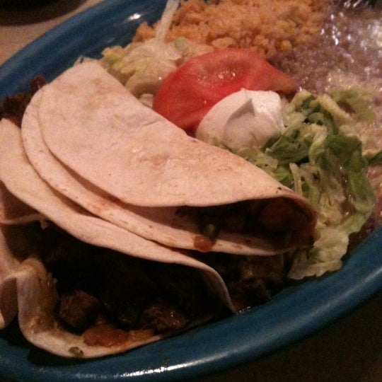 Foto tomada en La Parrilla Mexican Restaurant  por Cliff H. el 3/5/2012