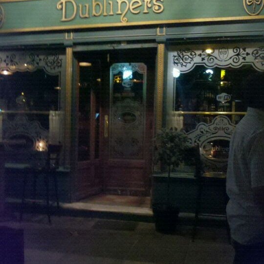 รูปภาพถ่ายที่ Dubliners โดย ᴡ R. เมื่อ 1/29/2012
