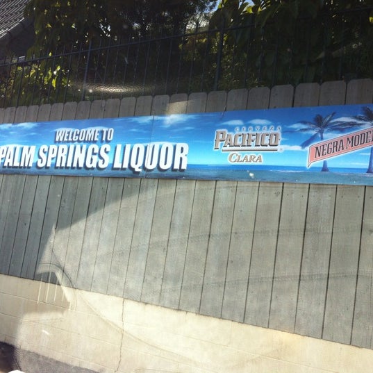 7/21/2012 tarihinde Katrinziyaretçi tarafından Palm Springs Liquor'de çekilen fotoğraf