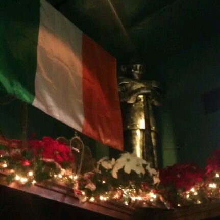 รูปภาพถ่ายที่ Patsy&#39;s Irish Pub โดย Justine D. เมื่อ 12/16/2011