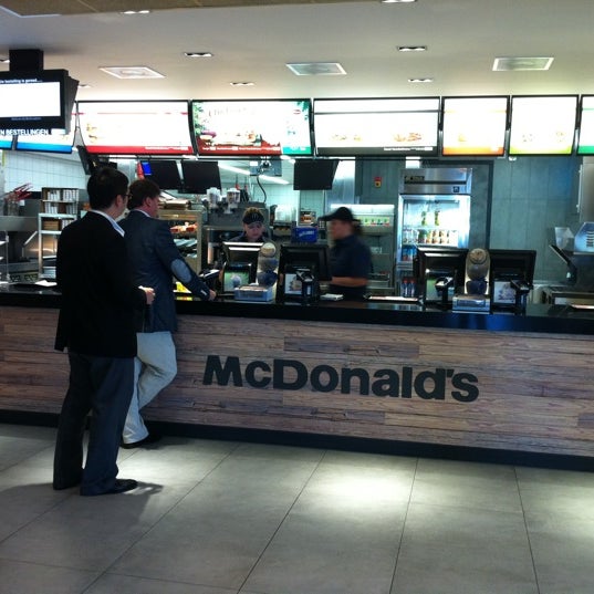 รูปภาพถ่ายที่ McDonald&#39;s โดย Karen C. เมื่อ 9/29/2011