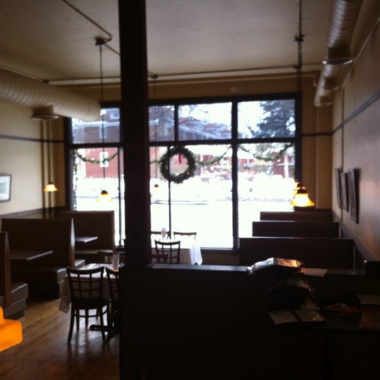 12/28/2010 tarihinde Adam H.ziyaretçi tarafından The Legend Irvington Cafe'de çekilen fotoğraf