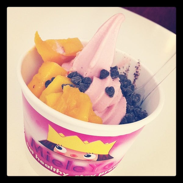 Снимок сделан в Mieleyo Premium Frozen Yogurt пользователем J&#39;J&#39; J. 4/8/2012