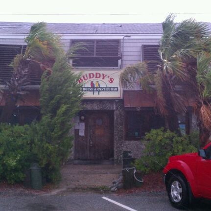 รูปภาพถ่ายที่ Buddy&#39;s Crab House &amp; Oyster Shack โดย Matt W. เมื่อ 10/23/2011