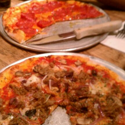 Foto tomada en Bartolotta&#39;s Pizzeria Piccola  por Erin S. el 1/22/2012