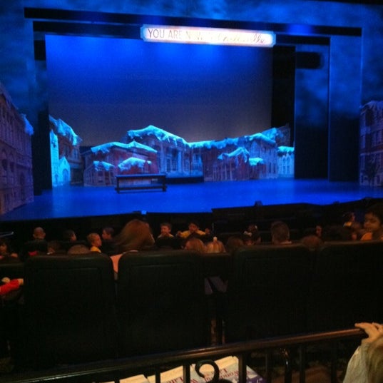 Foto tirada no(a) The John W. Engeman Theater por Laura P. em 12/15/2011