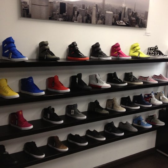 Снимок сделан в Feature Sneaker Boutique пользователем Cho F. 5/13/2012