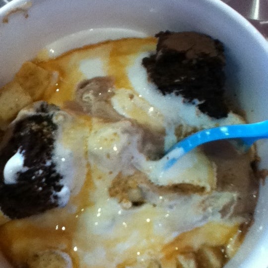 Photo taken at Goody&#39;s Frozen Yogurt by RoxAnne P. on 4/14/2011