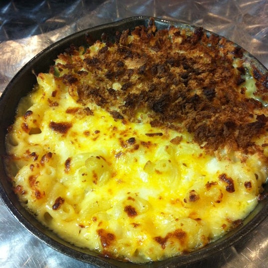 Photo taken at Cheese-ology Macaroni &amp; Cheese by Nida on 5/18/2011