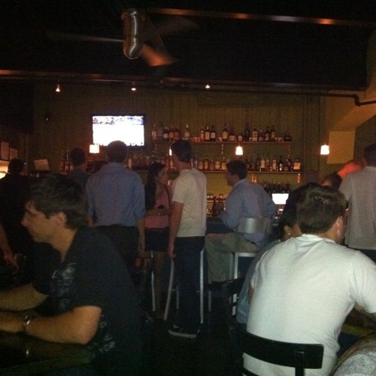 Photo prise au Jackson&#39;s Bar &amp; Bistro par Casey G. le4/20/2011
