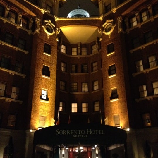 Foto tomada en Hotel Sorrento  por Justin B. el 4/29/2012