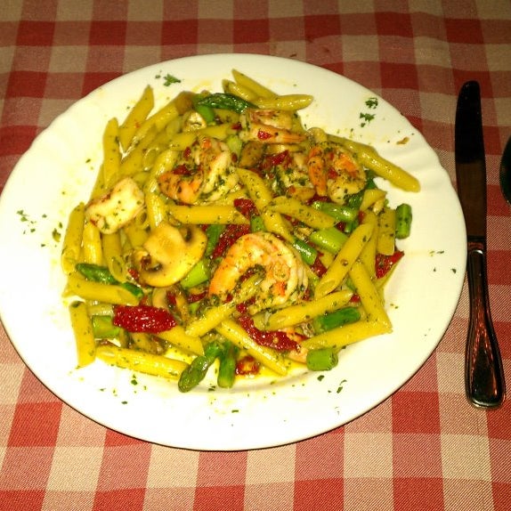 Shrimp sautéed with asparagus, mushrooms and sun-dried tomatoes, tossed with penne rigati and pesto sauce.