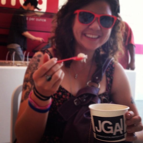 6/17/2012 tarihinde Rebecca G.ziyaretçi tarafından Frog Frozen Yogurt Bar'de çekilen fotoğraf