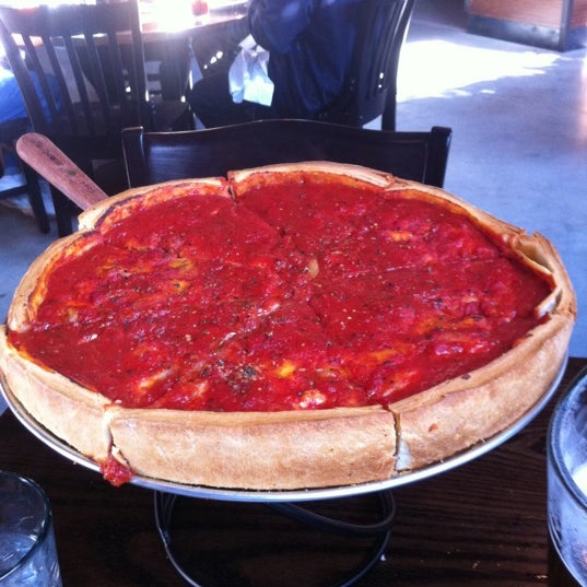 Foto tirada no(a) Patxi&#39;s Pizza por Chuck P. em 11/10/2011