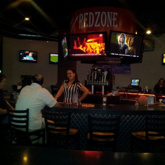 Foto tomada en Ragin&#39; Sports Bar &amp; Grill  por Tia B. el 2/1/2012