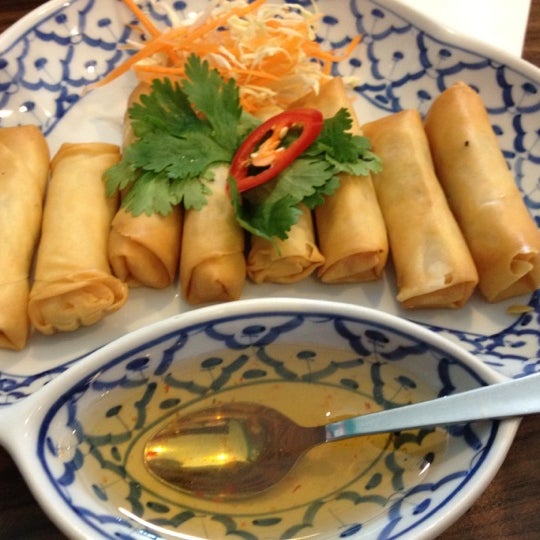 Foto scattata a E-Sarn Thai Cuisine da KrystynnSG il 9/13/2012