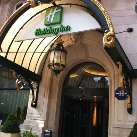 Photo taken at Holiday Inn Paris - Gare de Lyon Bastille by Frédéric H. on 3/30/2012