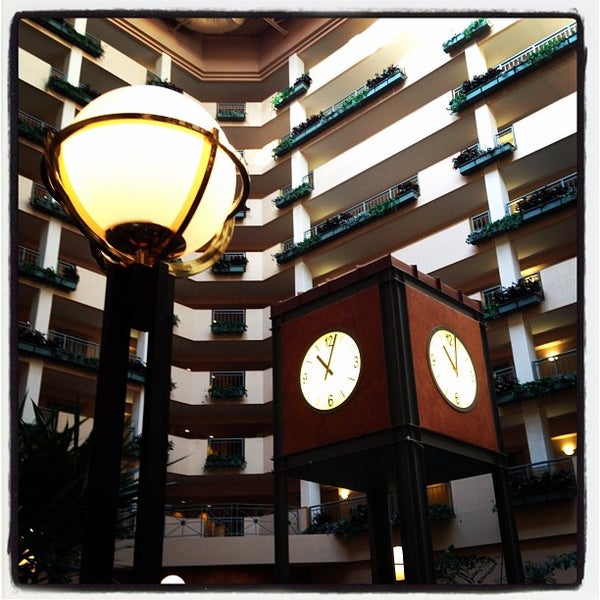 Foto diambil di Embassy Suites by Hilton oleh Jeff A. pada 2/7/2012