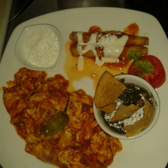 Foto diambil di La Casita del Chef Restaurante oleh Monica C. pada 6/19/2012