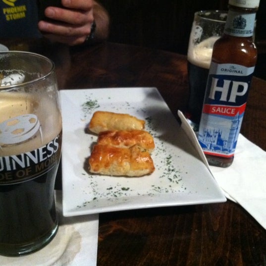 รูปภาพถ่ายที่ Tim Finnegan&#39;s Irish Pub โดย Shawn P. เมื่อ 9/3/2012