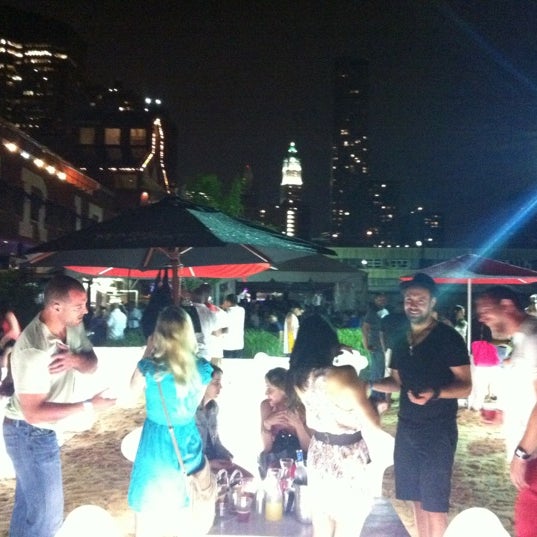 Foto scattata a Beekman Beer Garden da Andrea B. il 5/29/2012