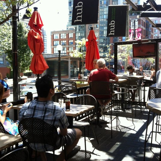 รูปภาพถ่ายที่ Hub Restaurant &amp; Lounge โดย Curtis H. เมื่อ 8/4/2012