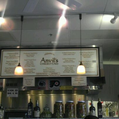 รูปภาพถ่ายที่ Anvil&#39;s Cheesesteaks โดย Todd E. เมื่อ 2/10/2012