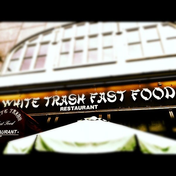 Снимок сделан в White Trash Fast Food пользователем Angel K. 9/2/2012