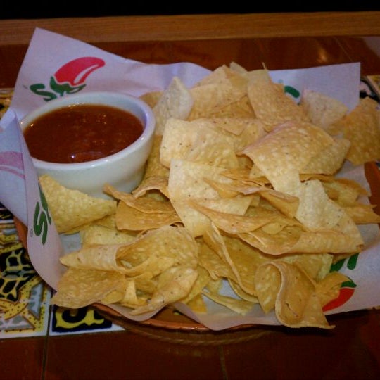 Photo taken at Chili&#39;s Grill &amp; Bar by Samantha D. on 9/17/2011