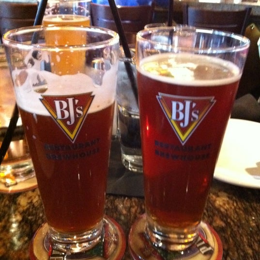 Photo taken at BJ&#39;s Restaurant &amp; Brewhouse by Debbie W. on 11/5/2011