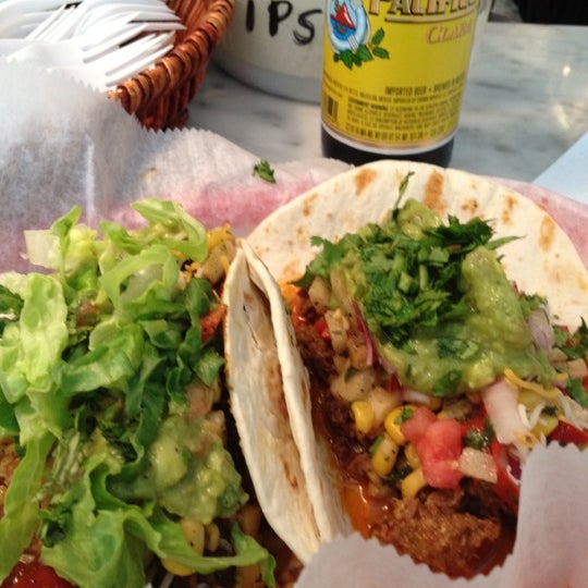 5/17/2012 tarihinde Darcey H.ziyaretçi tarafından Five Tacos'de çekilen fotoğraf