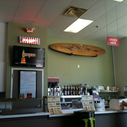 Photo taken at Hawaiian Grindz by Louie S. on 10/20/2011